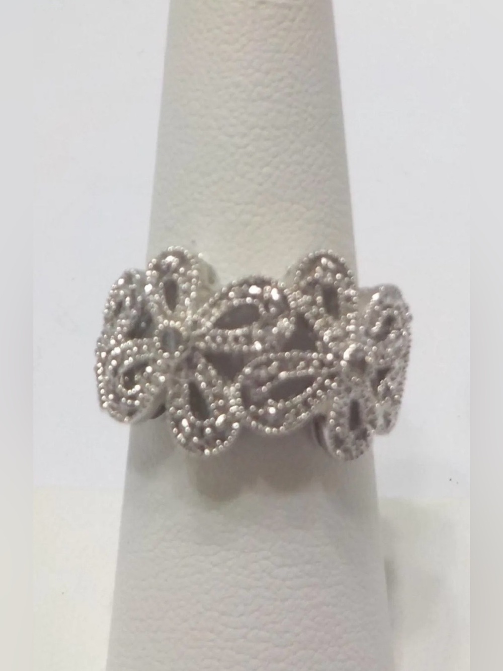 LIKE NEW LIA SOPHIA Silver Tone Floral Filigree Band Ring - Silver. Size 7